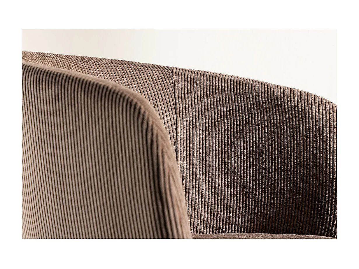 Berit chaise de salle à manger avec accoudoirs velours marron.