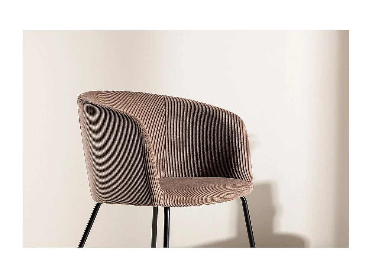 Berit chaise de salle à manger avec accoudoirs velours marron.