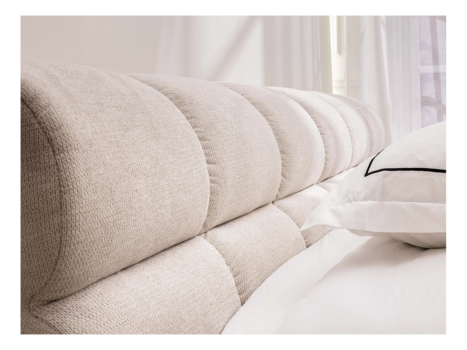 Lit coffre 200 x 200 cm - Tissu - Beige - FORVIK de Pascal Morabito