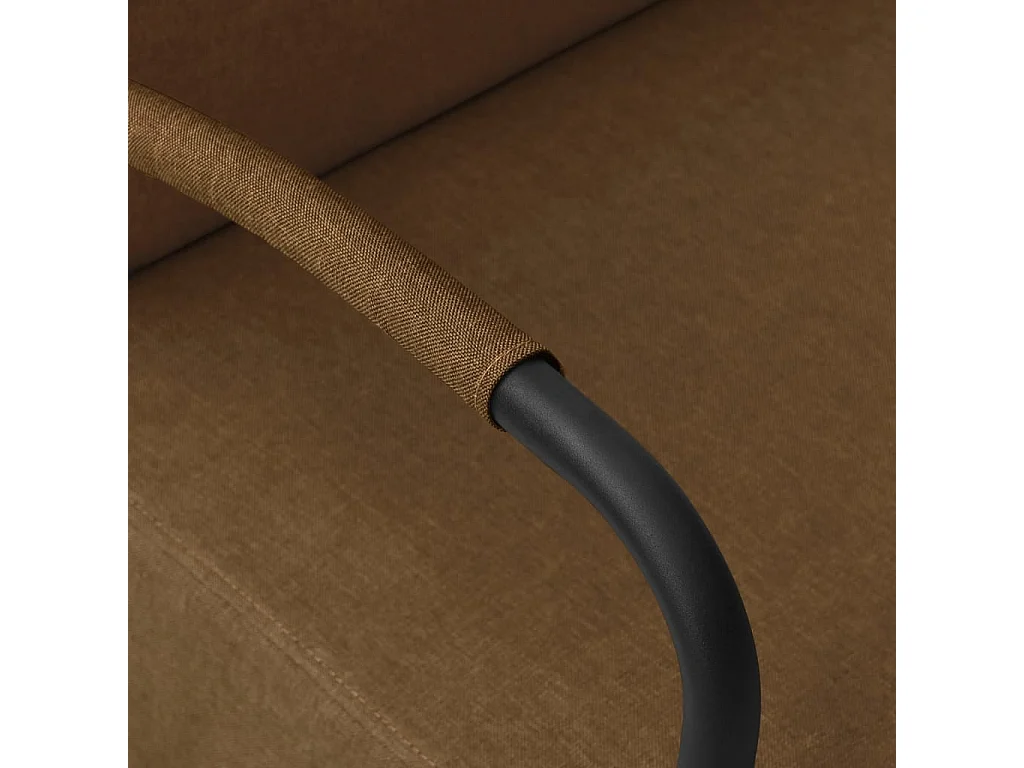 Comfortabele en elegante bruine stoffen fauteuil voor ontspanning en interieurdecoratie