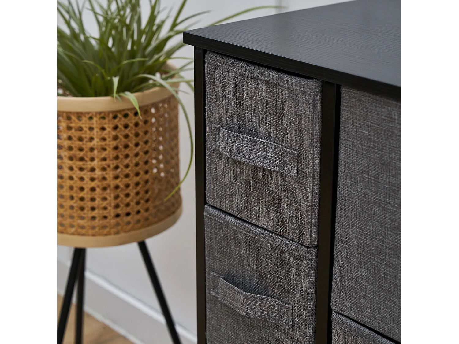 Étagère en métal avec tiroirs en tissu