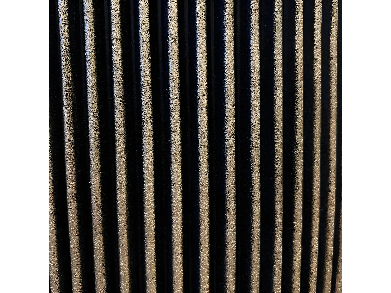 Jarrón elegante Groove negro y dorado 46x58 cm