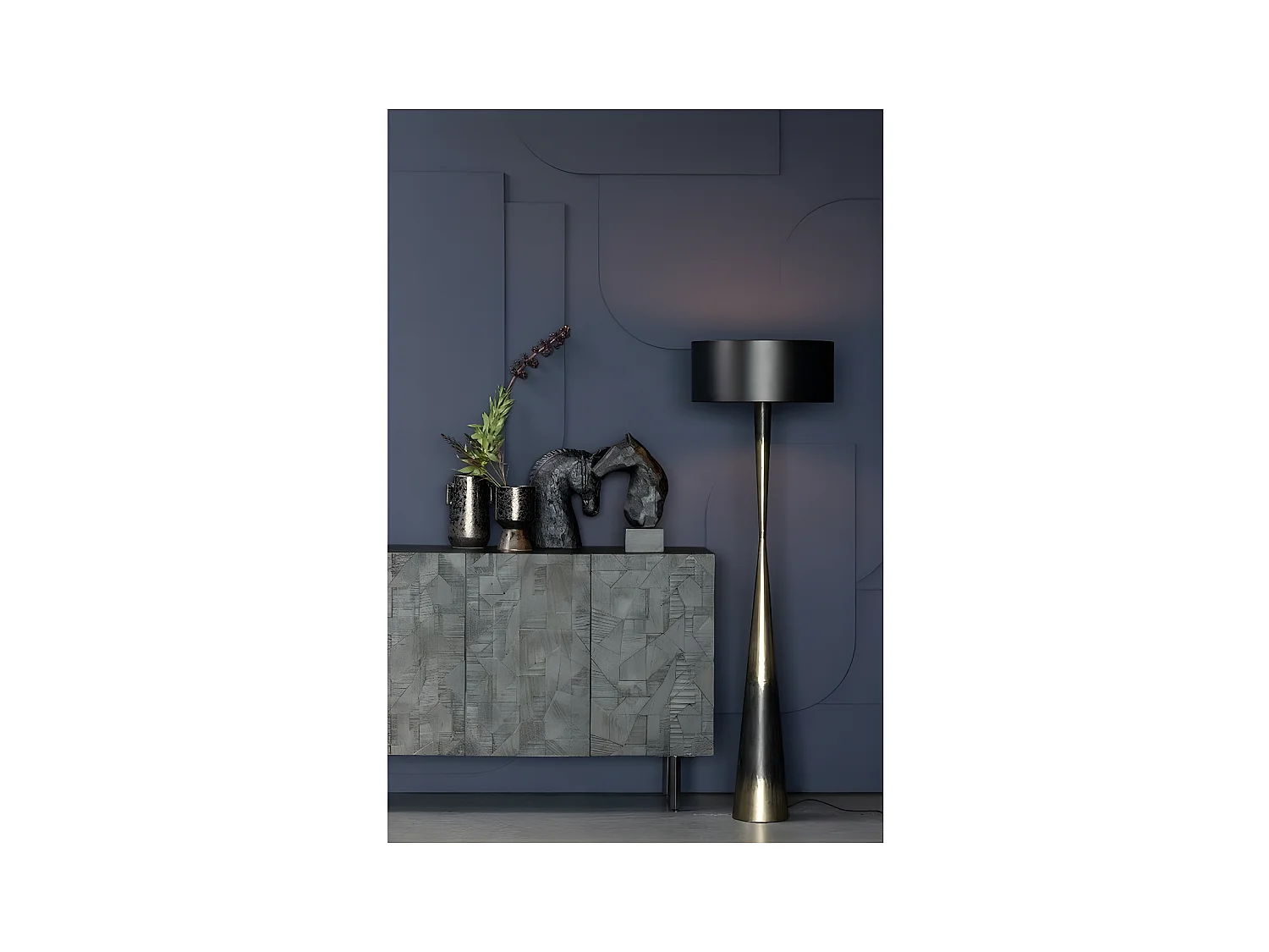 BLACKOUT TOO - Lámpara de pie de metal negro y dorado