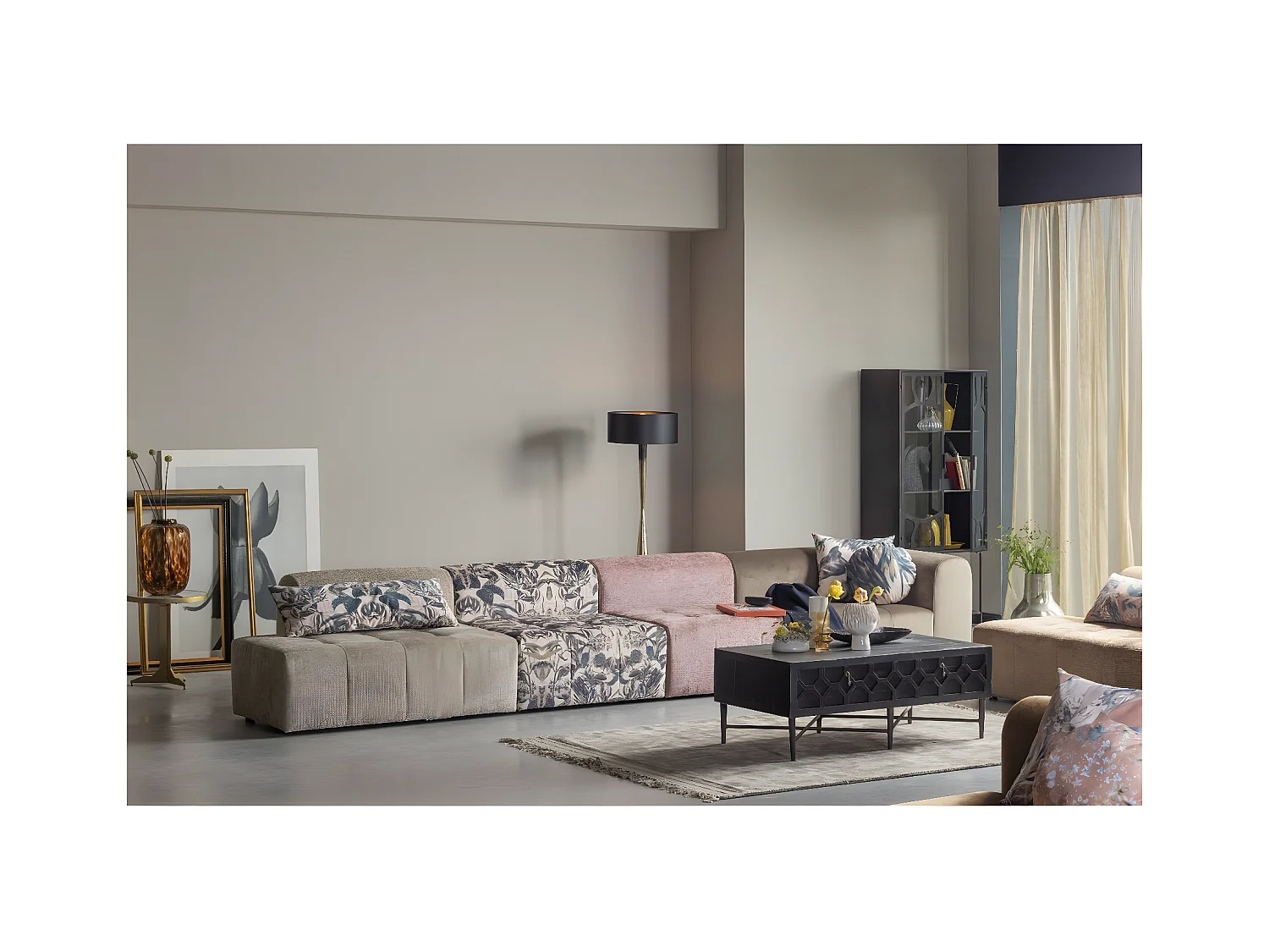 BLACKOUT TOO - Lámpara de pie de metal negro y dorado