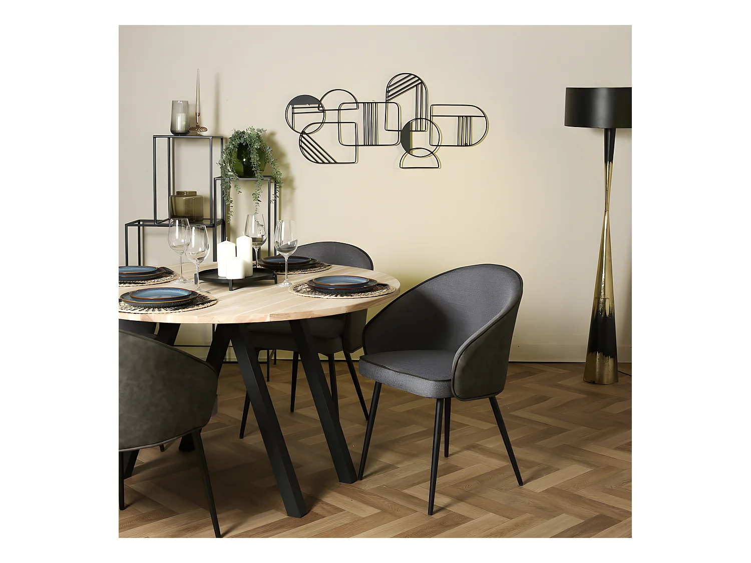 BLACKOUT TOO - Lámpara de pie de metal negro y dorado