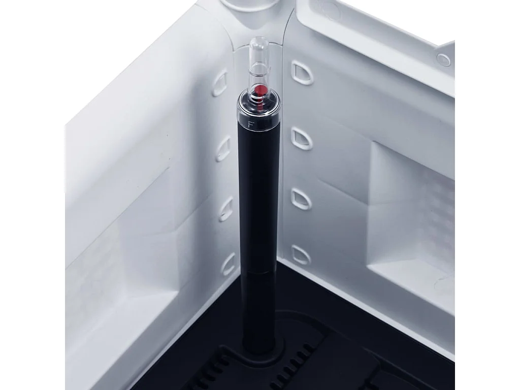 Arriate con enrejado y sistema de riego automático blanco