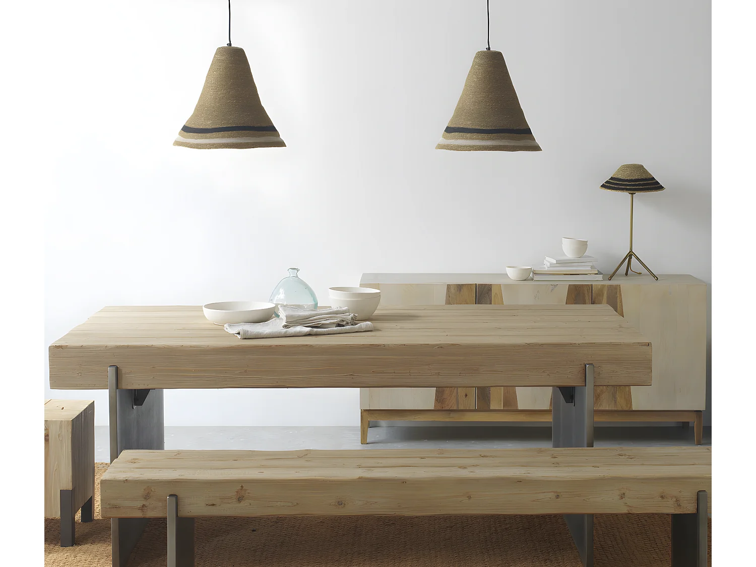 Lampada da tavolo con paralume in fibre naturali intrecciate