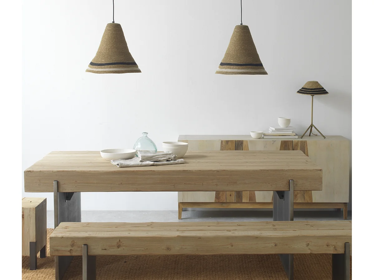 Candeeiro de mesa com abajur em fibra natural entrançada