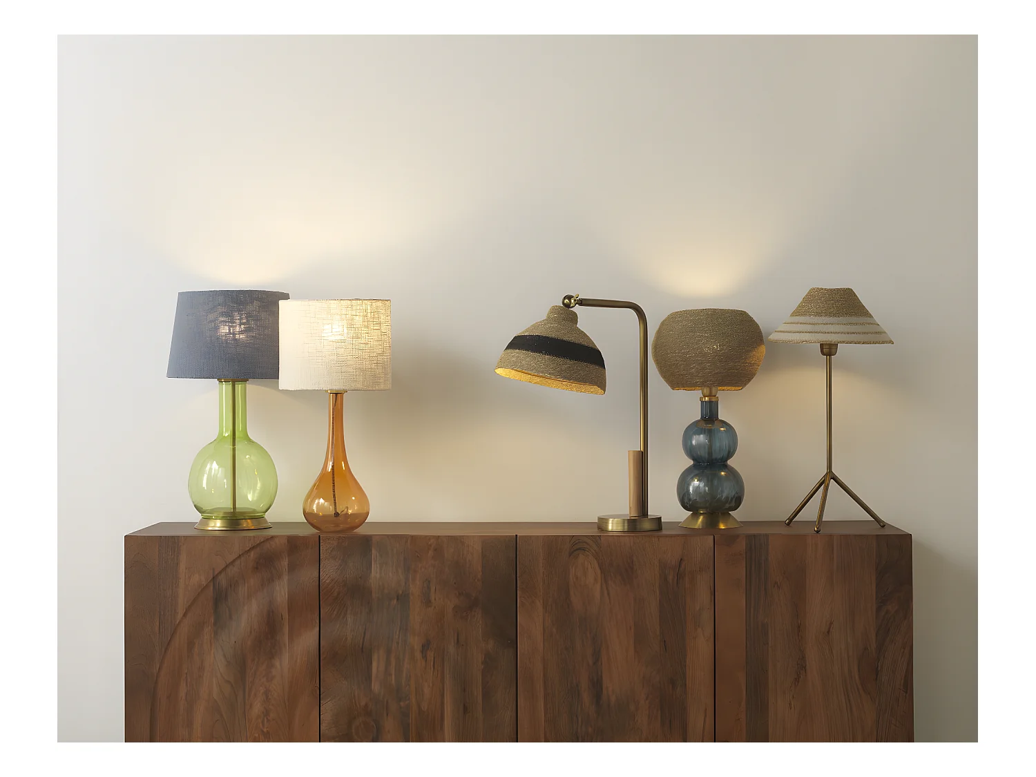 Lámpara de sobremesa cristal negro con tulipa de fibra natural trenzada negra