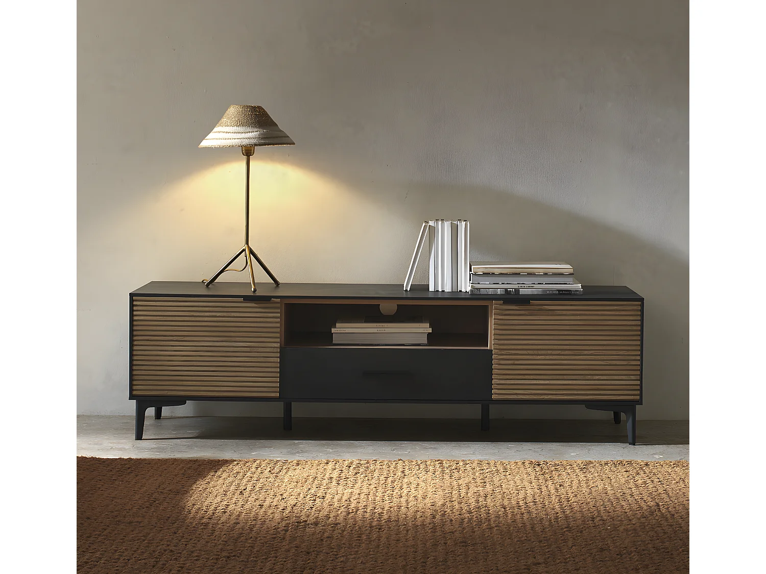 Lampada da tavolo con paralume intrecciato in fibra naturale