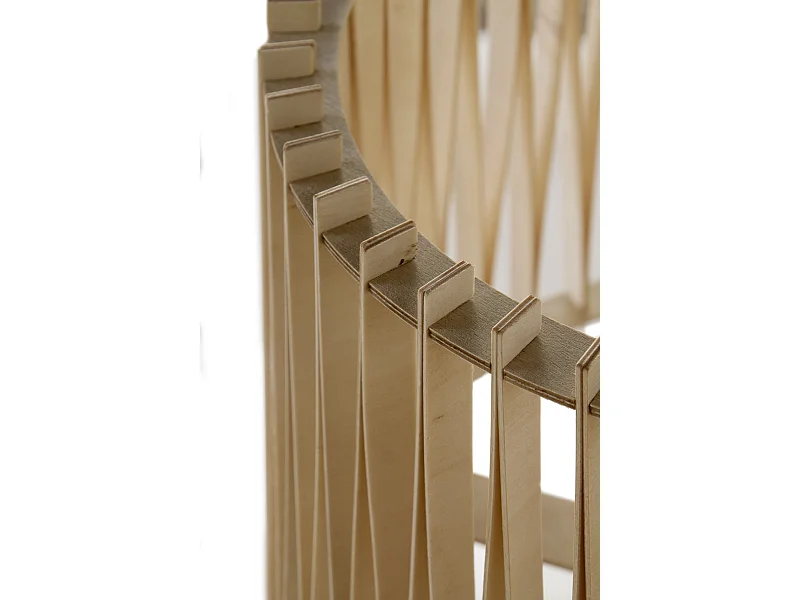 Candeeiro de mesa em madeira com base metálica