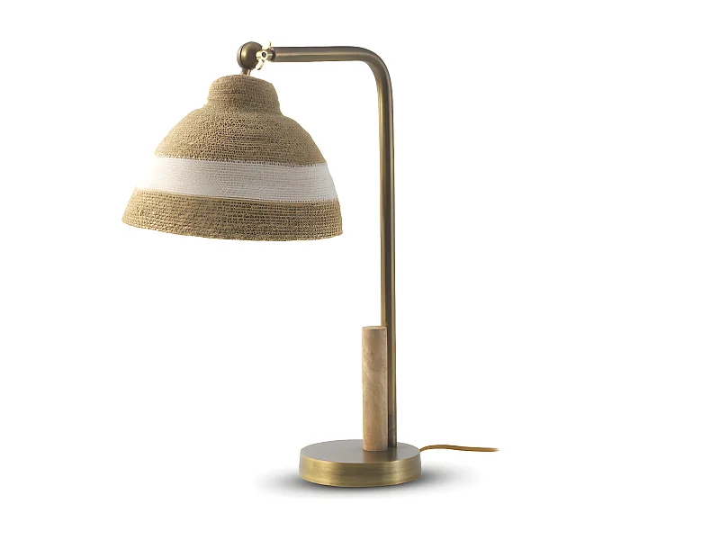 Candeeiro de mesa com abajur em fibra natural entrançada