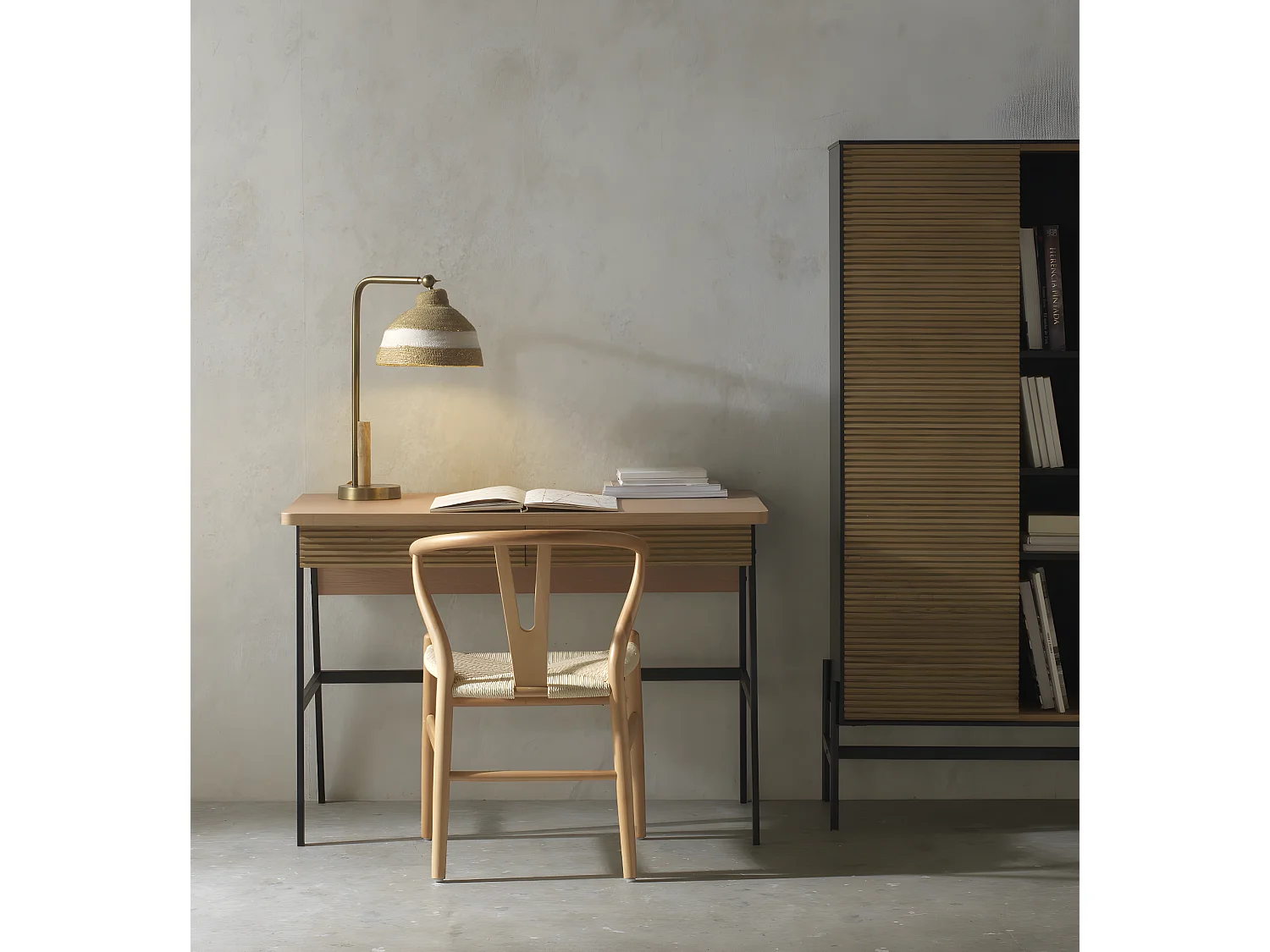 Lampada da tavolo con paralume in fibra naturale intrecciata