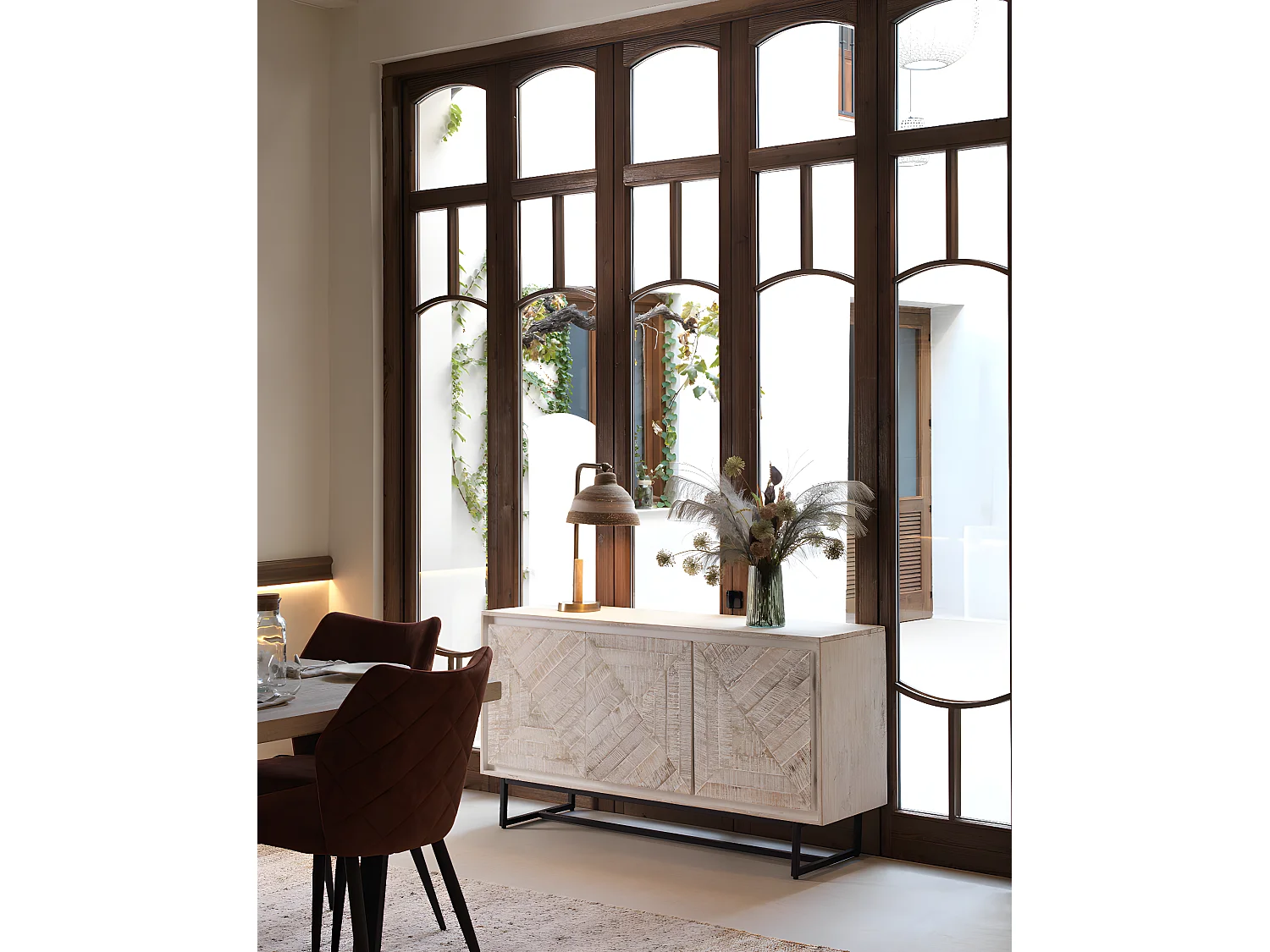 Lampada da tavolo con paralume in fibra naturale intrecciata