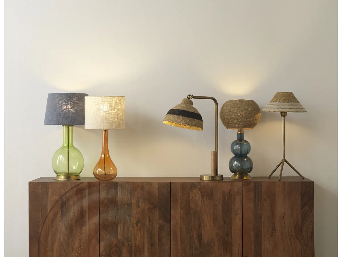 Lampada da tavolo in vetro blu con paralume in fibra naturale intrecciata