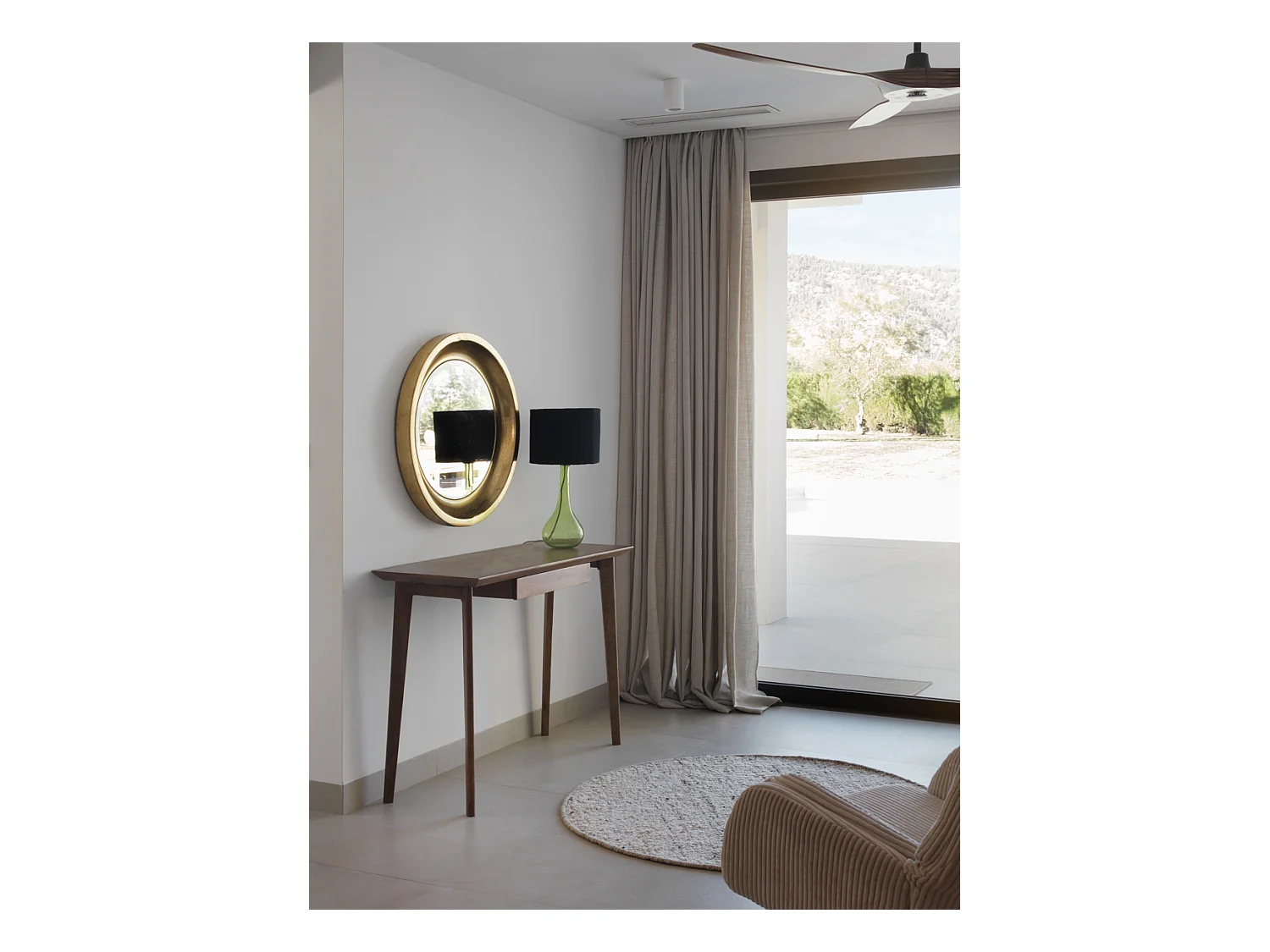 Lampada da tavolo in vetro verde con paralume in cotone nero