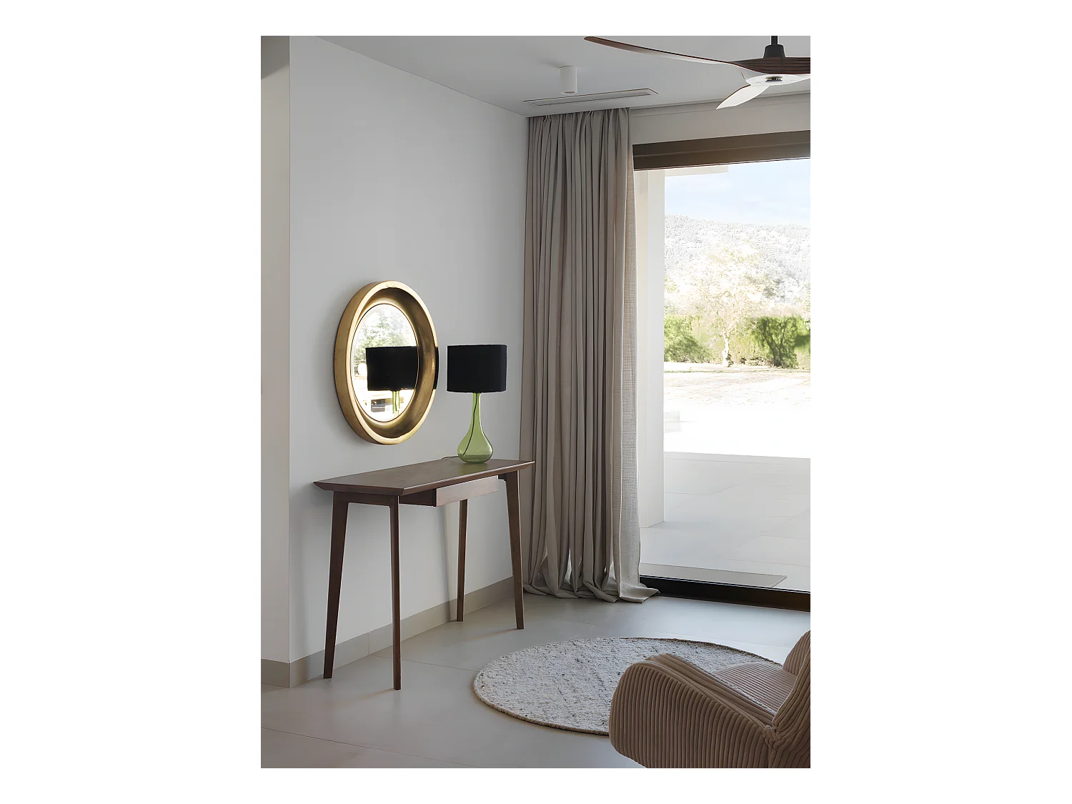 Lampada da tavolo in vetro verde con paralume in cotone nero