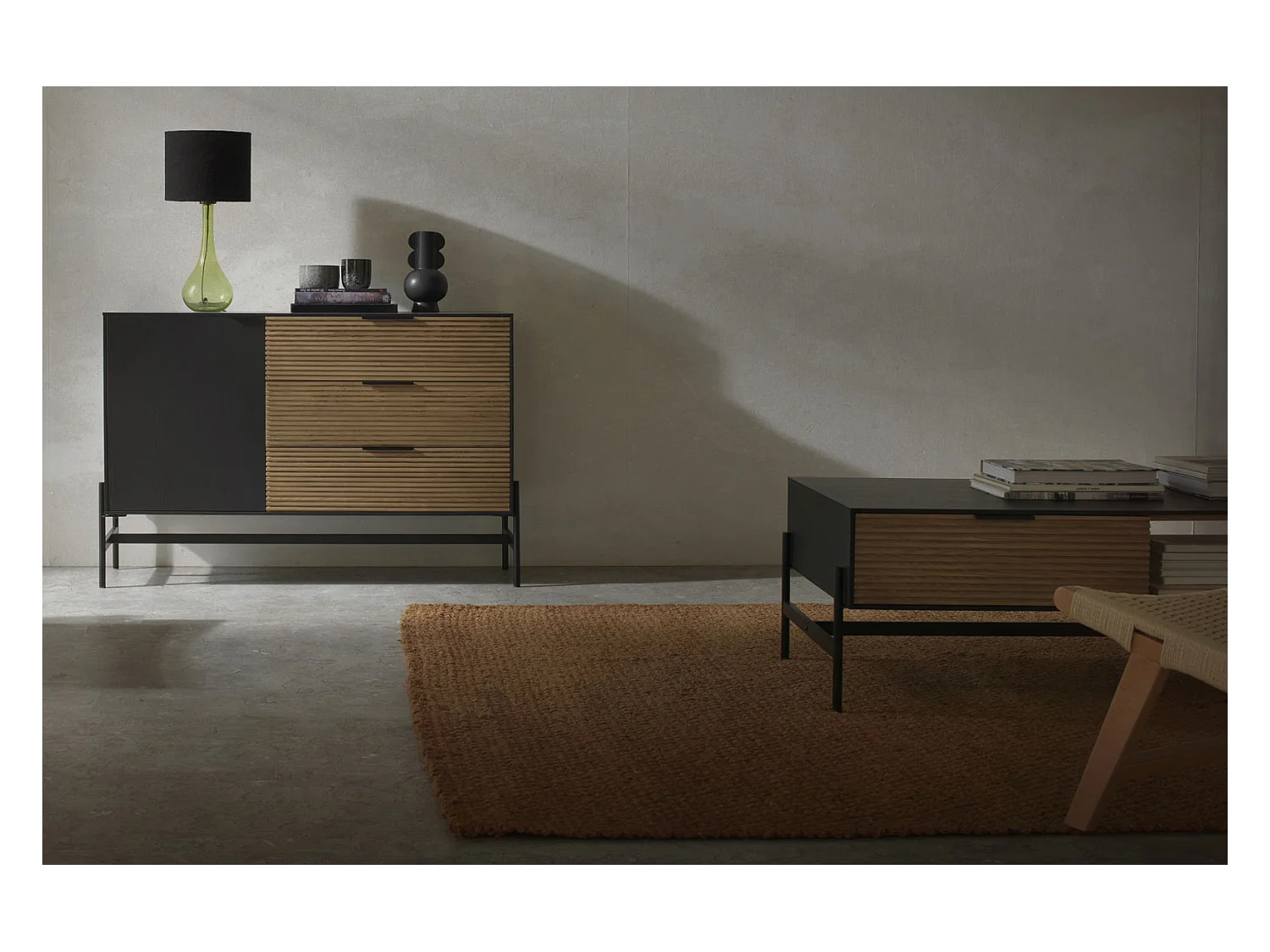 Lampada da tavolo in vetro verde con paralume in cotone nero