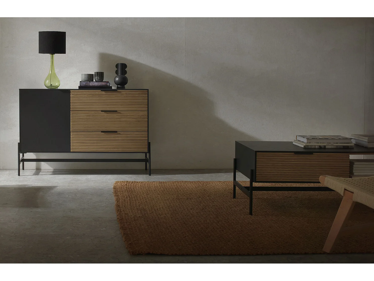 Tischlampe aus grünem Glas mit Lampenschirm aus schwarzer Baumwolle