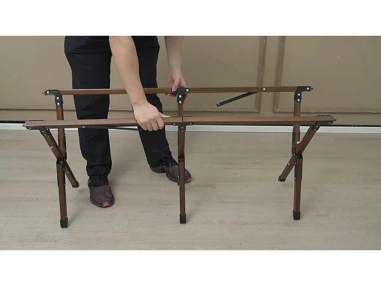 Table de Camping Pliante en Bambou à Latte Enroulable, Table Pliante Extérieure Charge Max 50kg avec Sac de Transport pour Barbecue Pique-Nique Randonnée Voyage, 122x60x43,5cm, Café