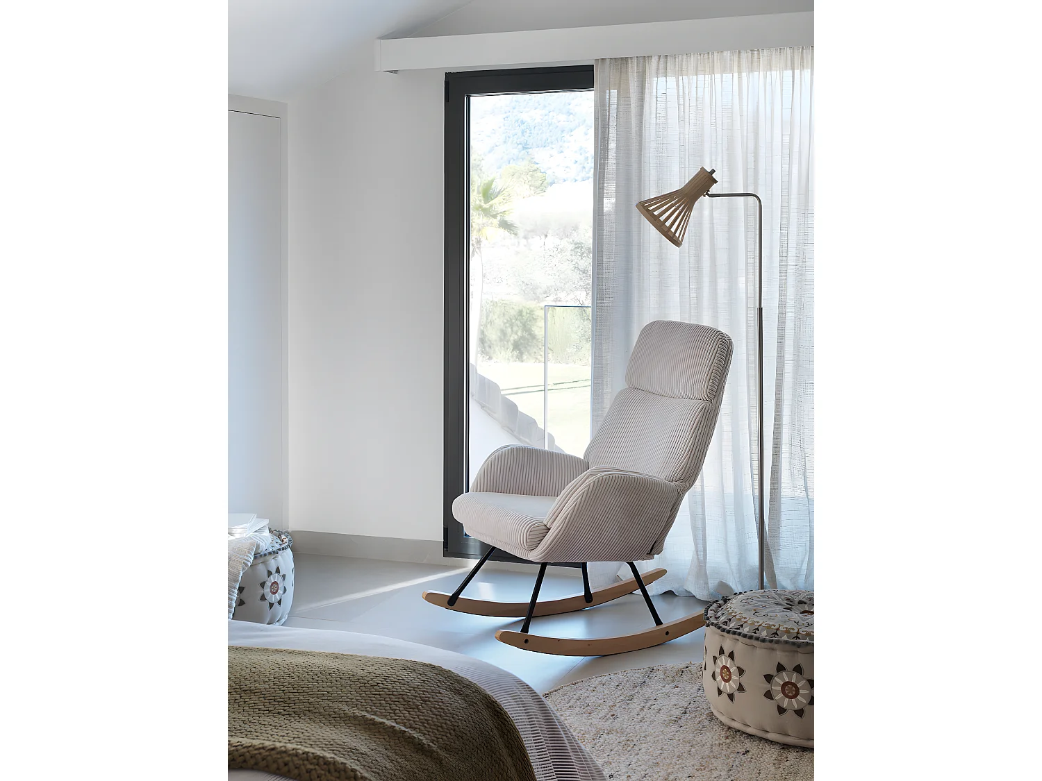 Lámpara de pie de bambú y base metálica