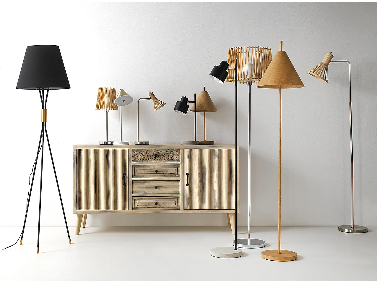 Lampadaire en bois avec pied en métal