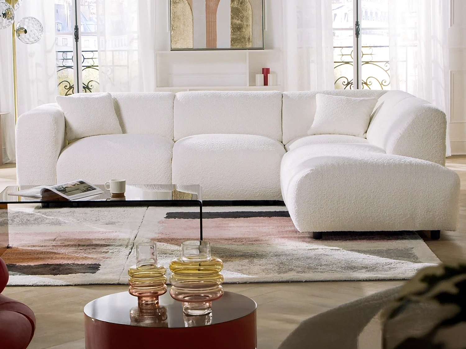 Stor hjørnesofa høyre med meridiennesete i hvitt bouclé-stoff POGNI av MAISON CÉPHY