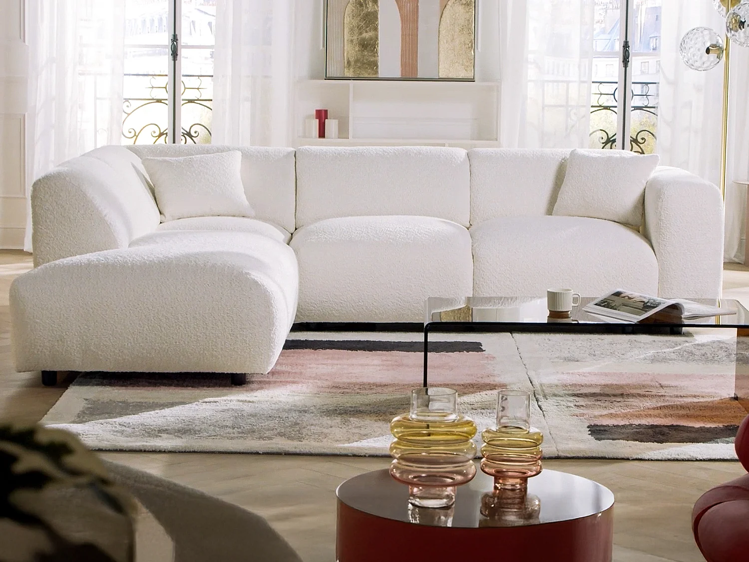 Stor hjørnesofa venstre med meridiennesete i hvitt bouclé-stoff POGNI av MAISON CÉPHY