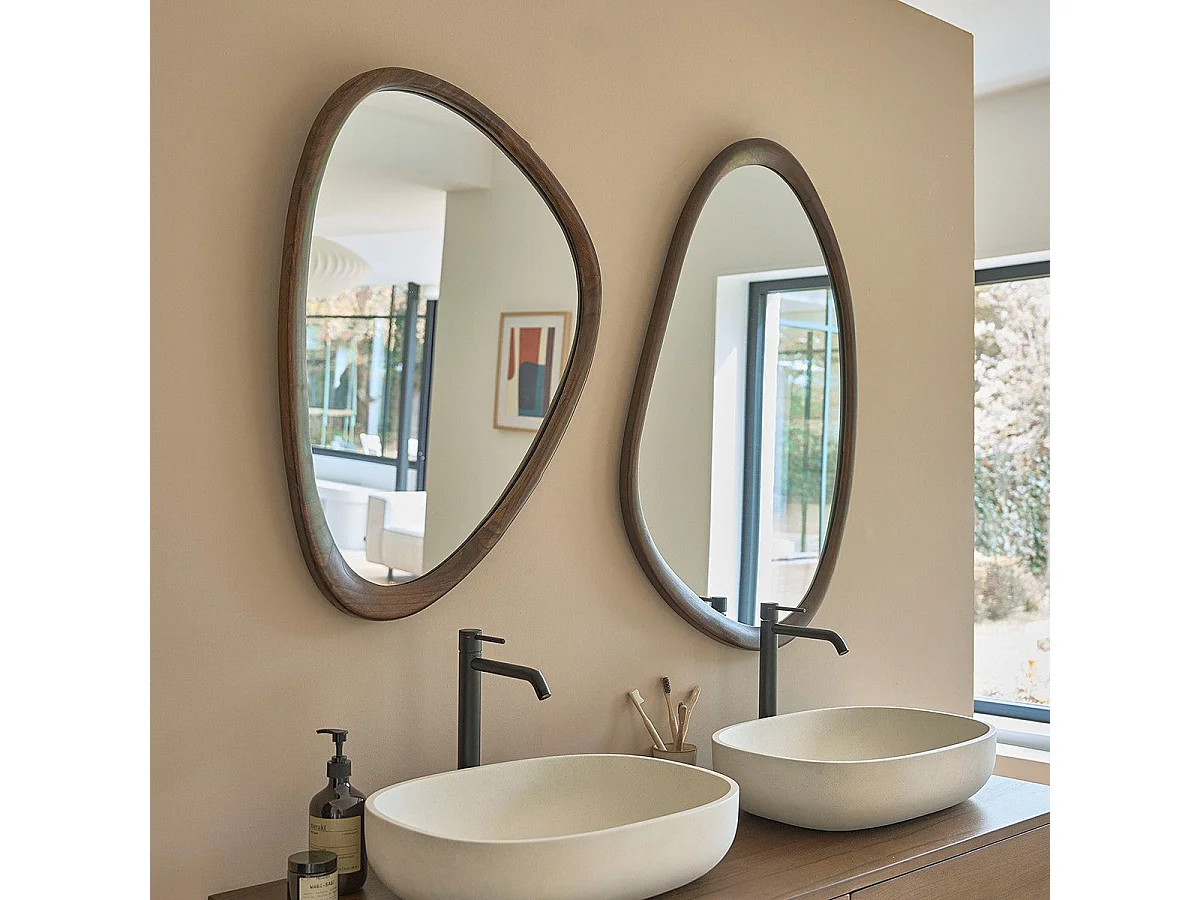 Miroir organique en mindi massif finition noyer 75x60 cm
