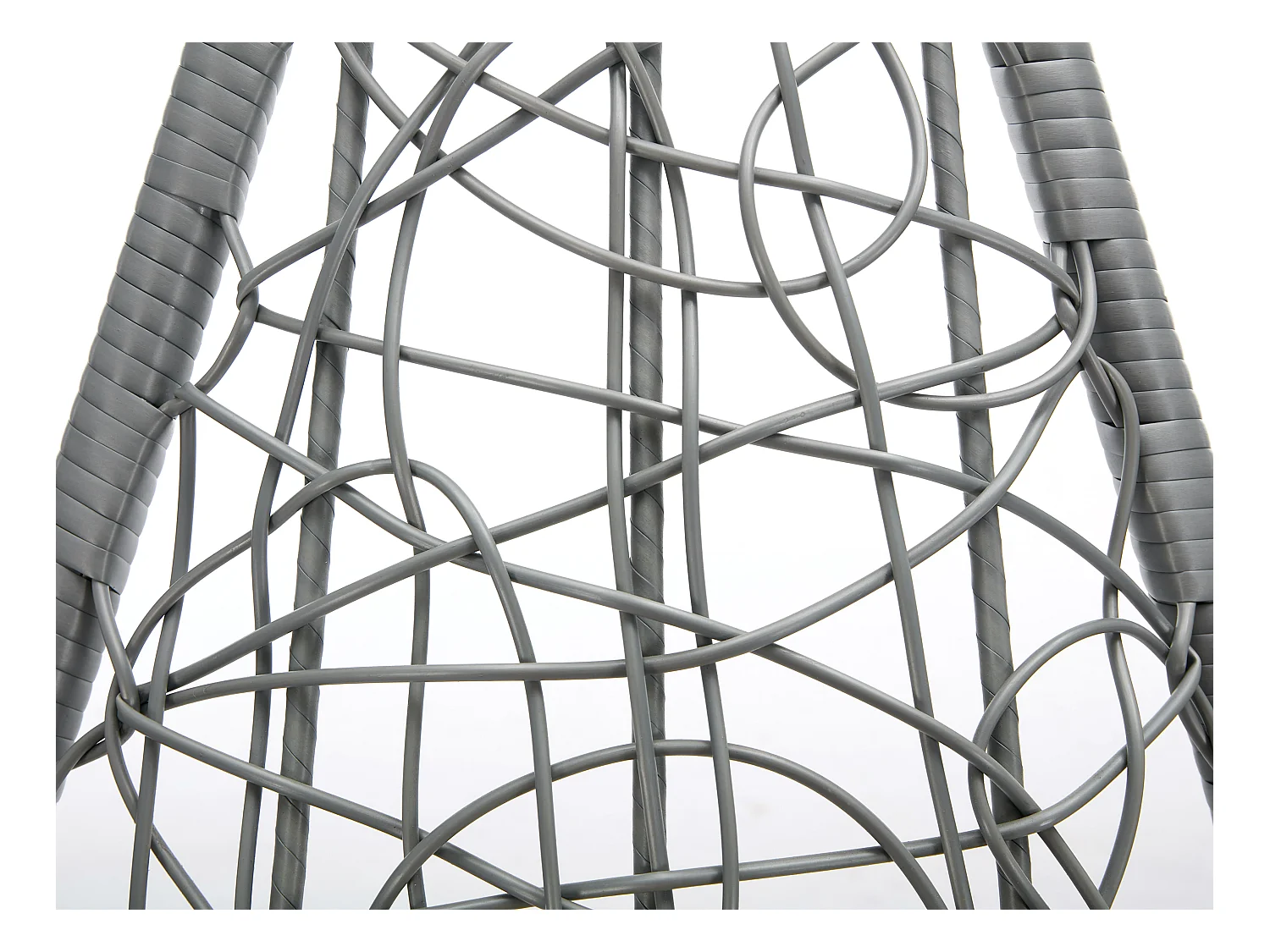 Poltrona sospesa in resina intrecciata Grigio chiaro con cuscini bianchi - OROSI di MYLIA