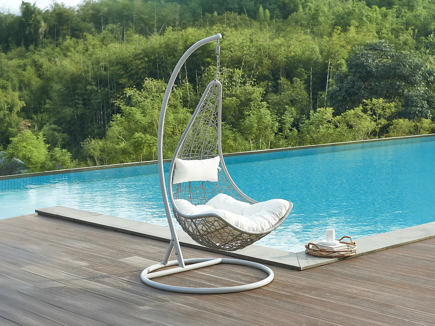 Fauteuil suspendu en résine tressée - Gris clair avec coussins blancs - OROSI de MYLIA