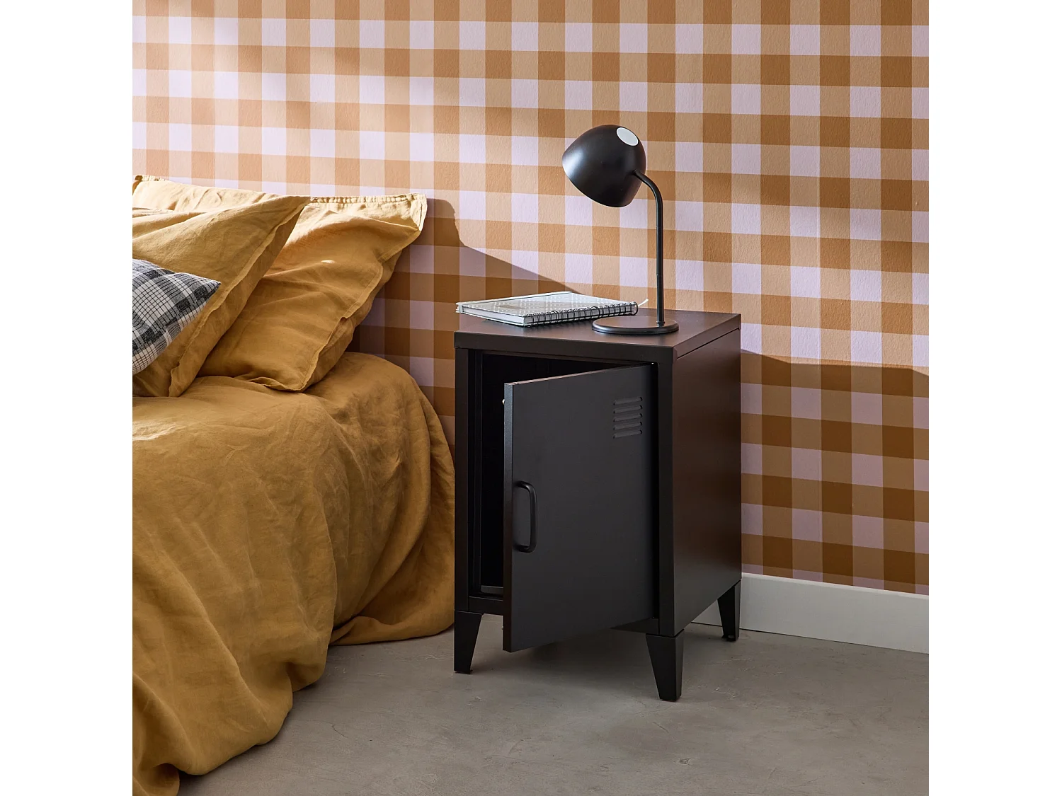 Table de chevet en acier noir. 1 porte. casier. chambre enfant