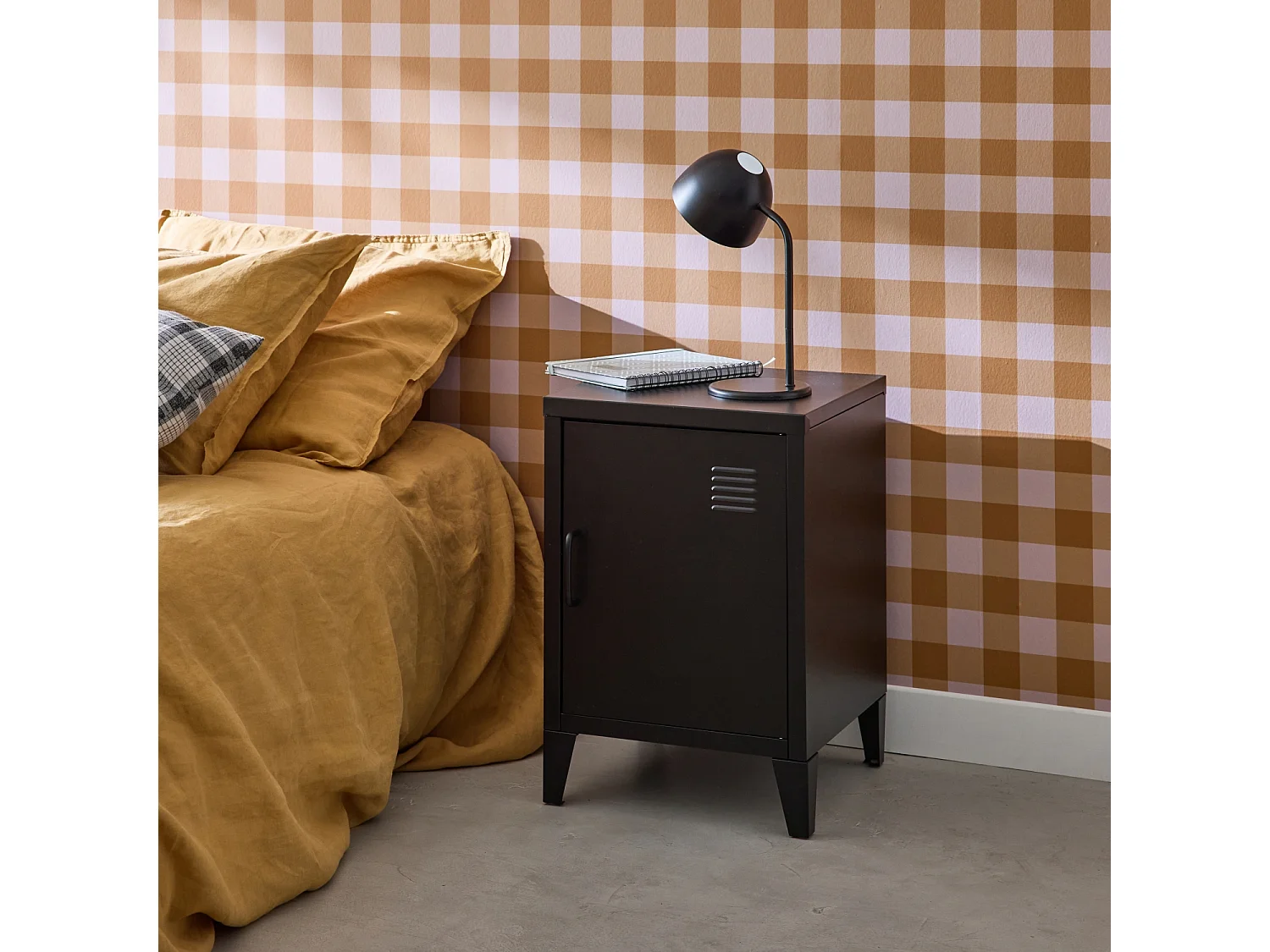 Table de chevet en acier noir. 1 porte. casier. chambre enfant