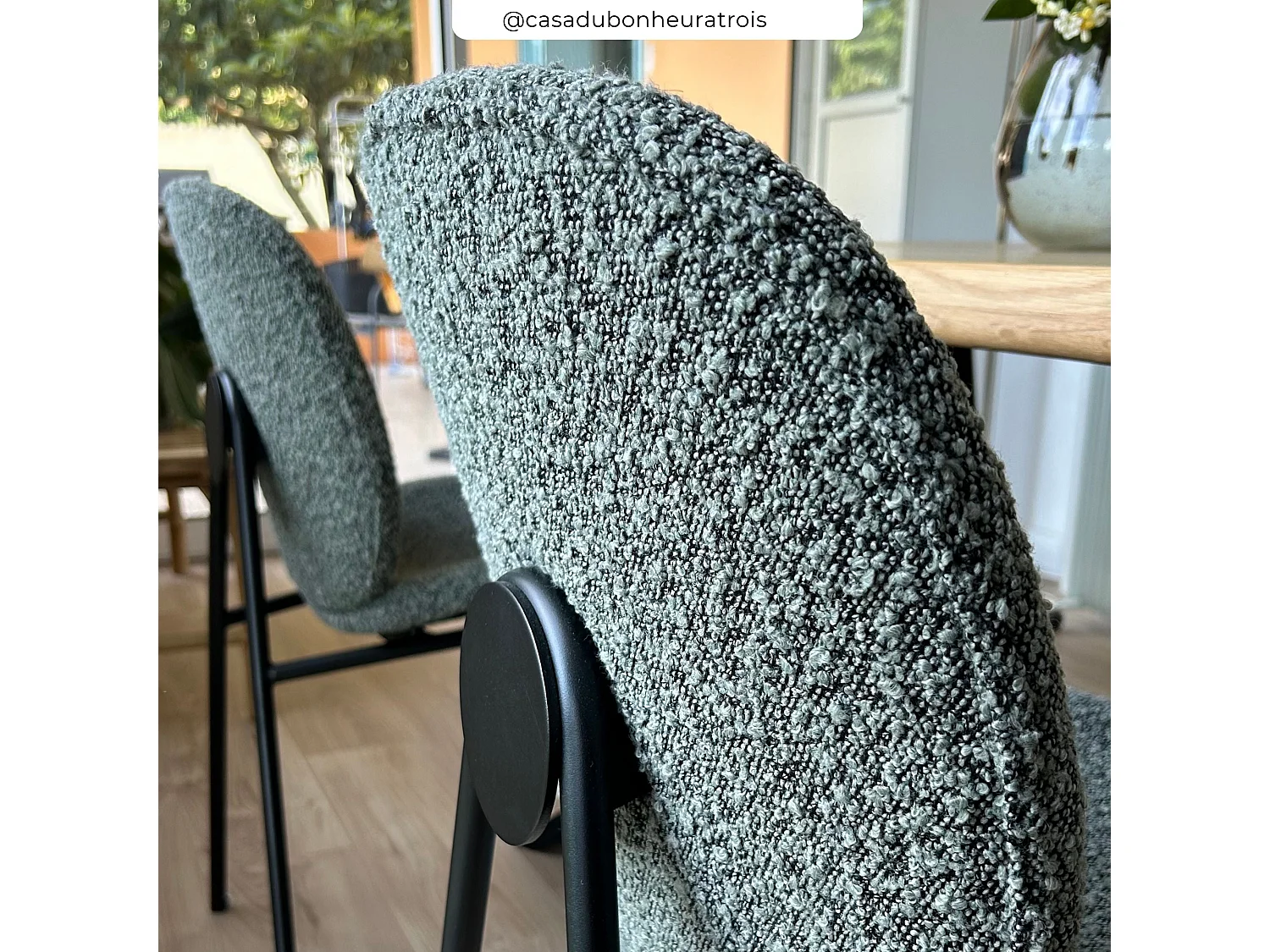 Lot de 2 chaises en tissu bouclé vert et pieds en métal noir - Iris