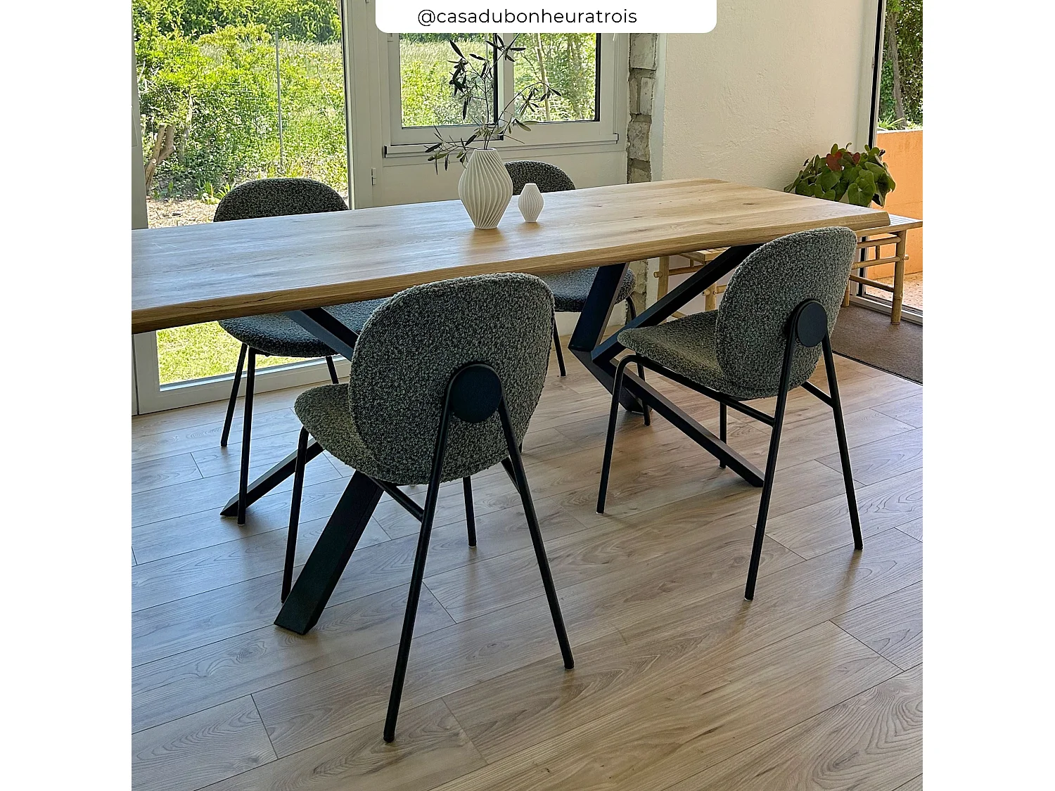 Lot de 2 chaises en tissu bouclé vert et pieds en métal noir - Iris