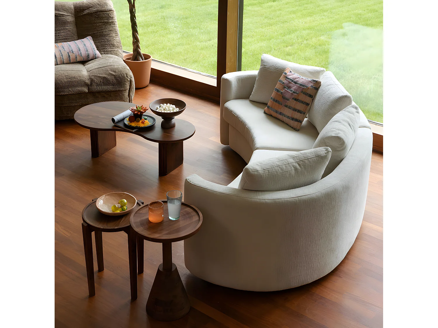 Tilon - Table basse organique en bois 110x60cm - Bois foncé