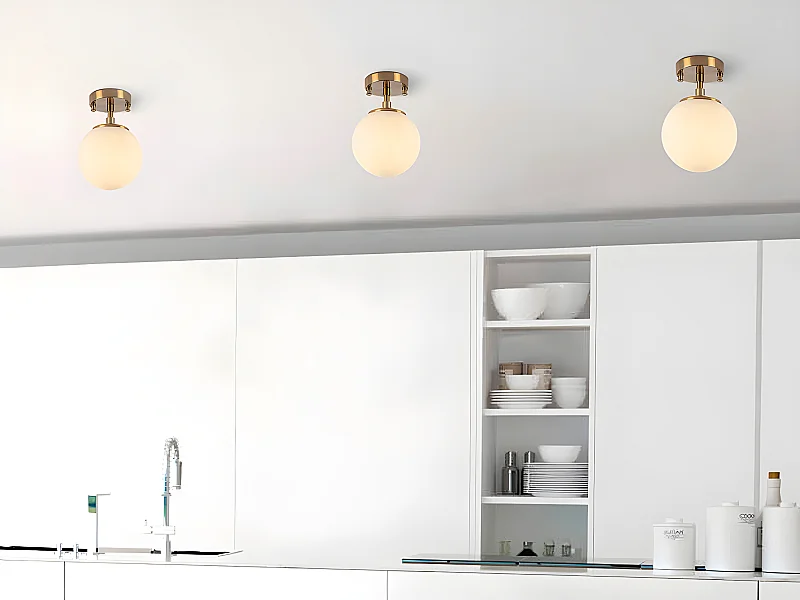 Metalen plafondlamp met bol - D15 x H23 cm - Goudkleurig en wit - DAMAR