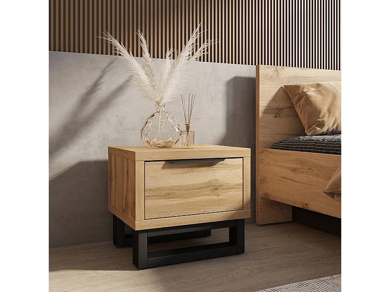 Mesa de noche estilo industrial con un gran cajón colección MILOS. Color roble natural.