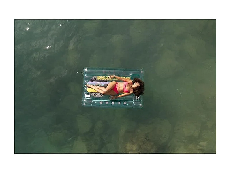 Materassino Gonfiabile per Spiaggia o Piscina Bestway Retro Beats 174x117 cm con Design Multicolore a Forma di Cassetta