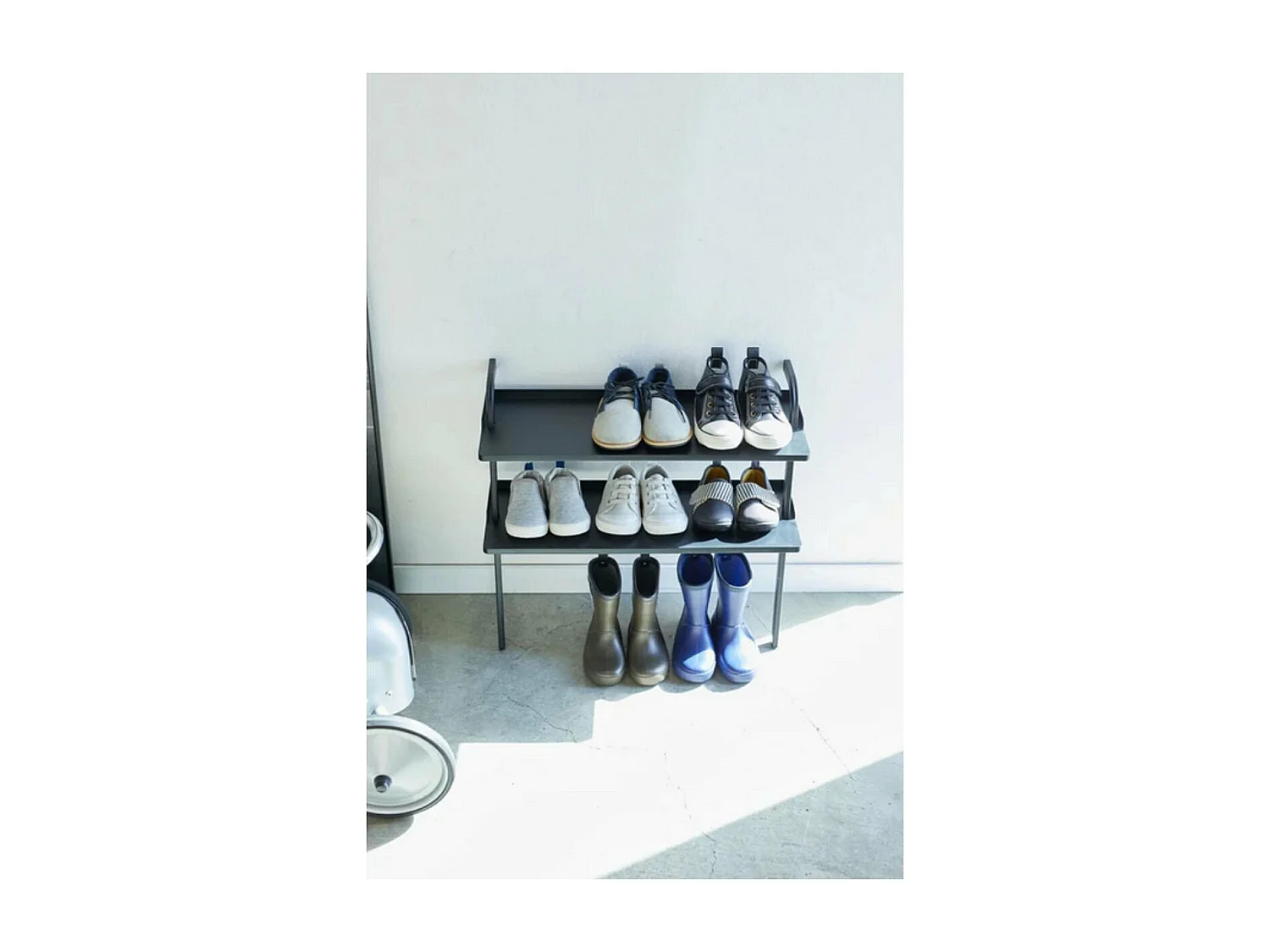 Estante de zapatos para niños de metal negro