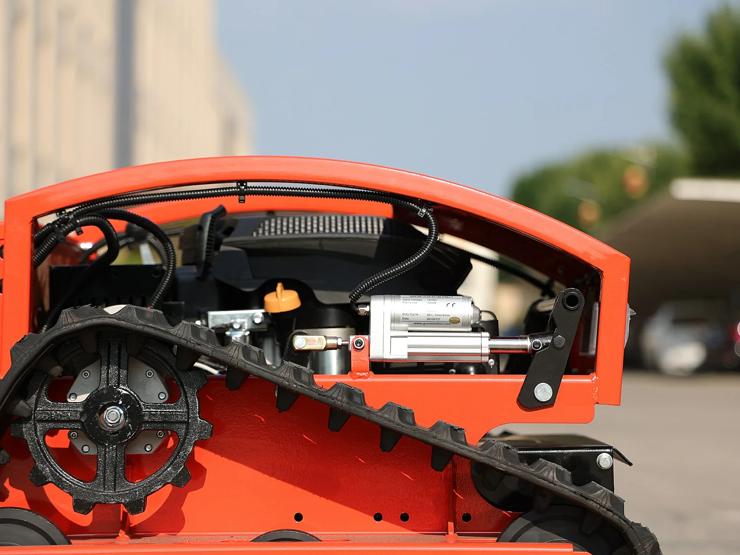 Ferngesteuerter Raupen-Schlegelmäher mit 225-cm³-Motor