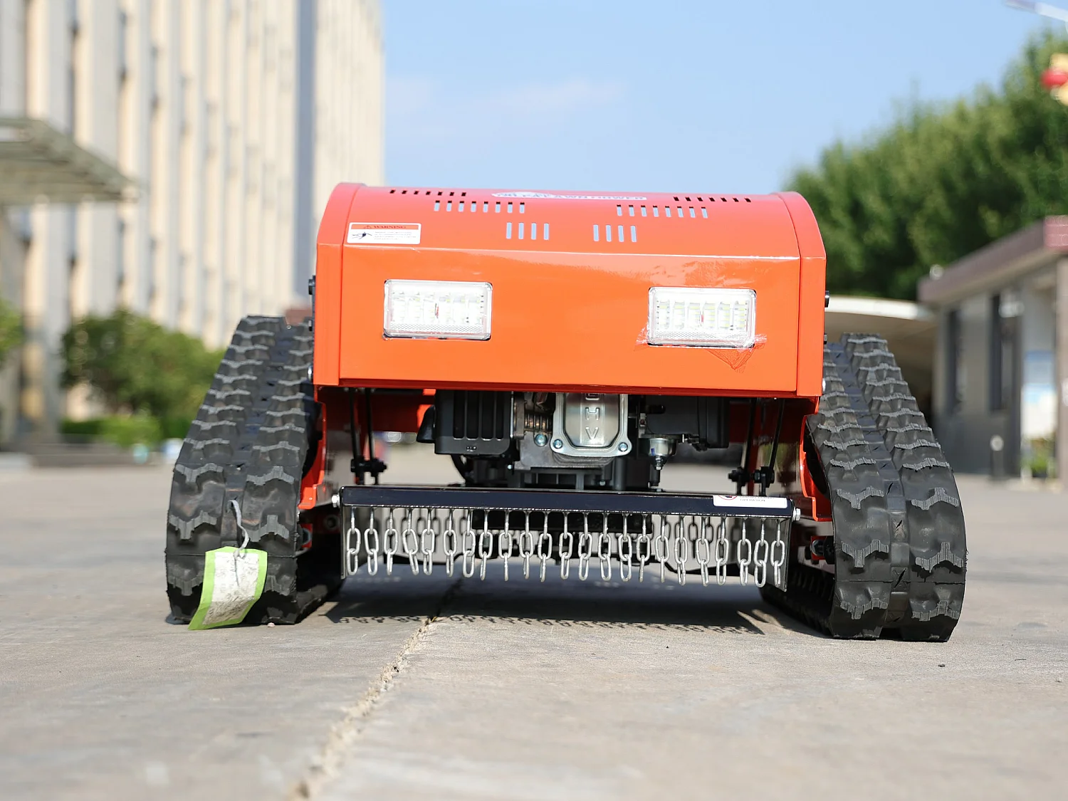 Faucheuse à fléaux sur chenilles télécommandée  moteur 225cc