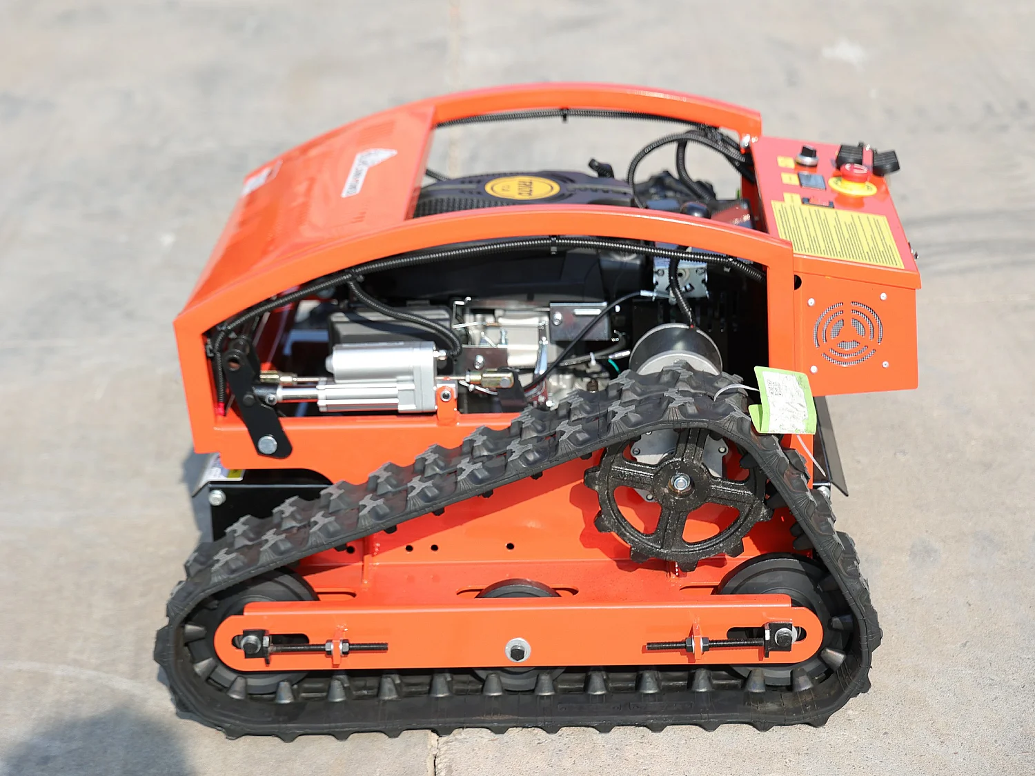 Faucheuse à fléaux sur chenilles télécommandée  moteur 225cc