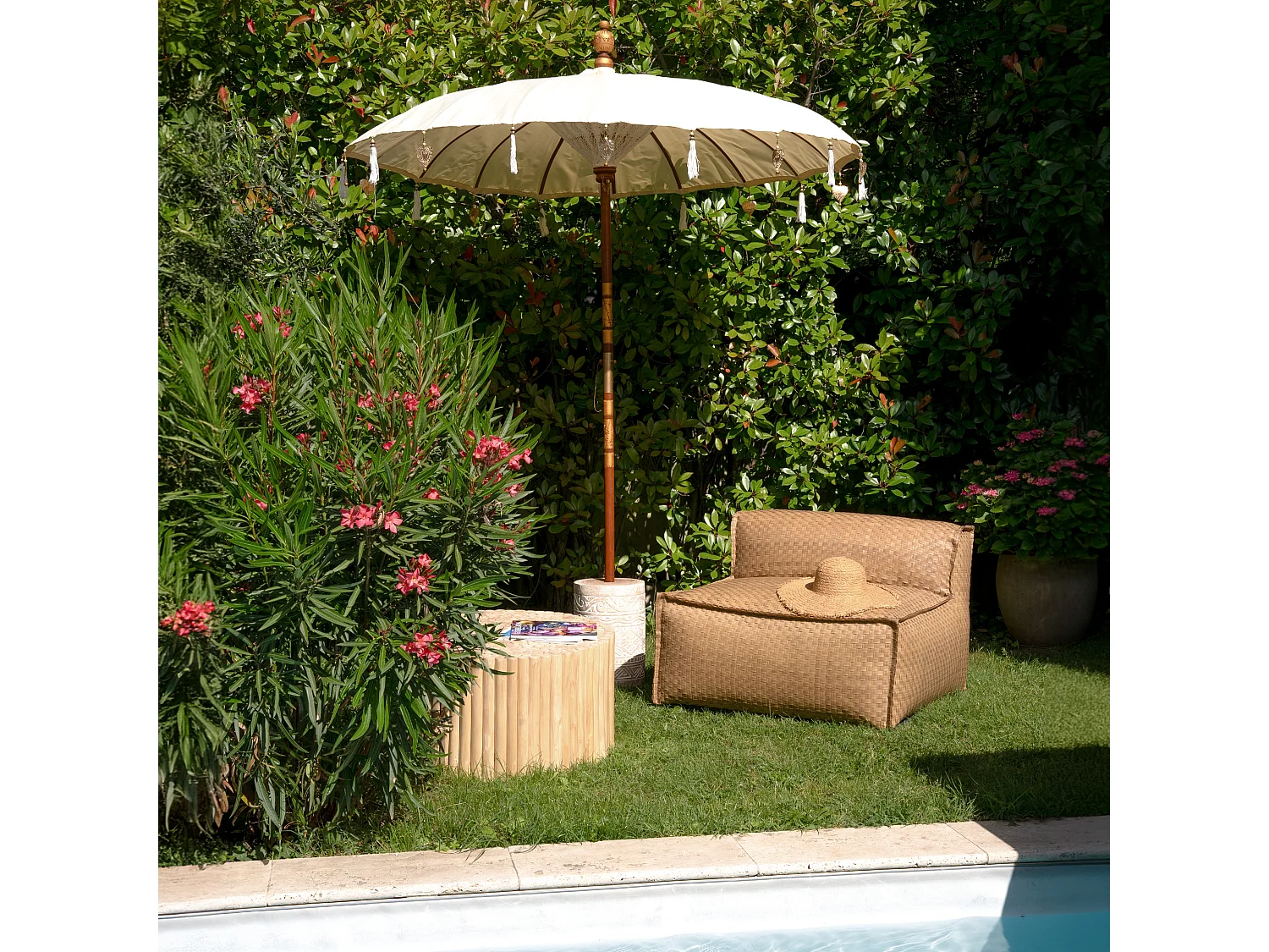 Fauteuil de jardin tressé en feuilles d'abaca synthétique - Mimo