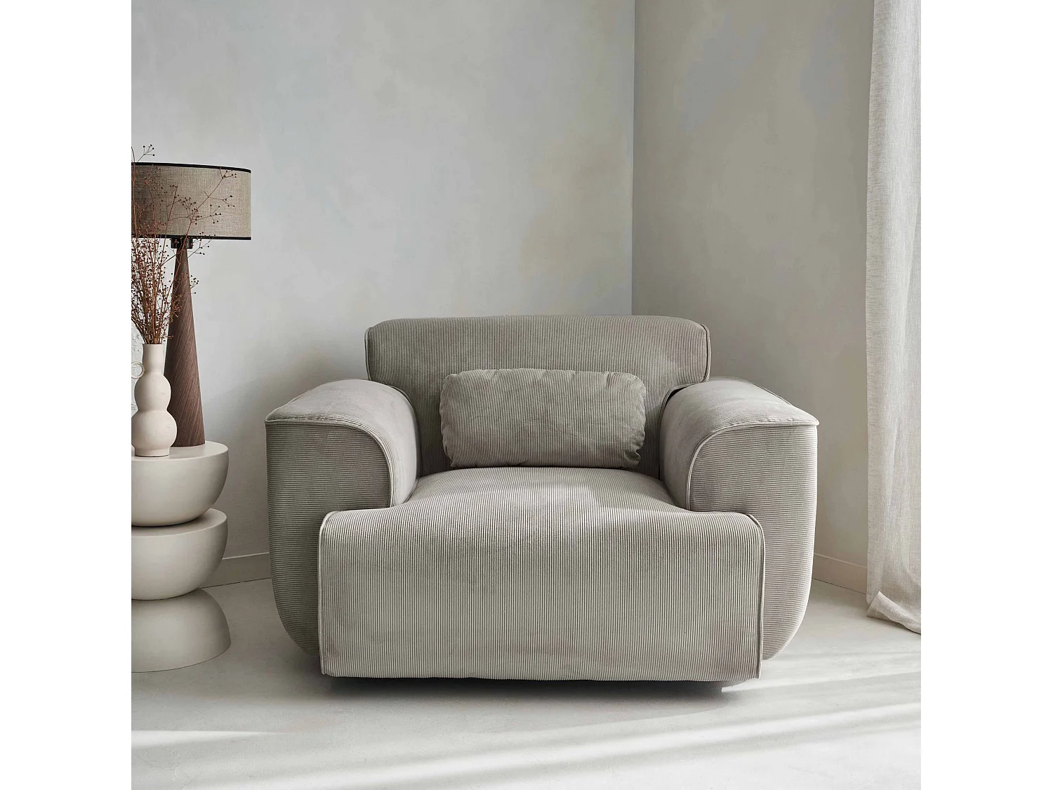 Sillón de pana con cojín gris claro