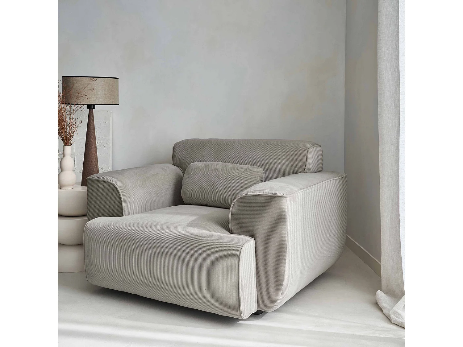 Sillón de pana con cojín gris claro