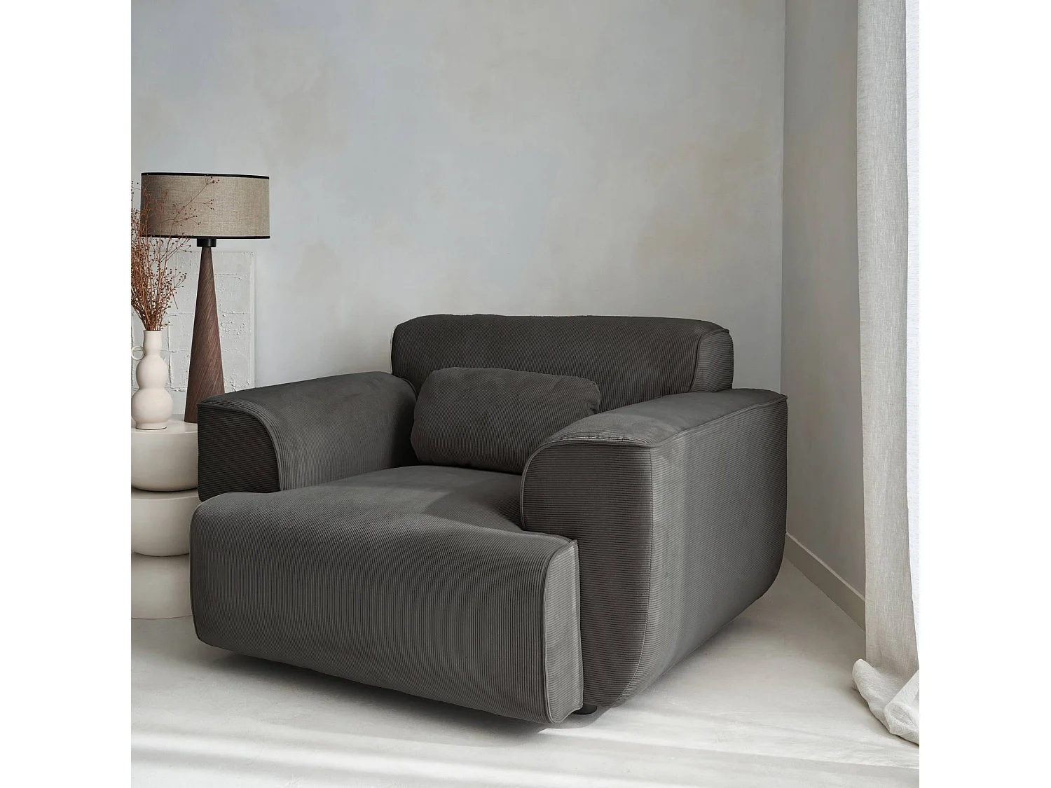Sillón de pana con cojín gris oscuro
