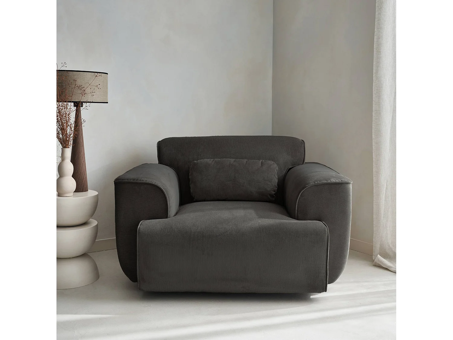 Sillón de pana con cojín gris oscuro