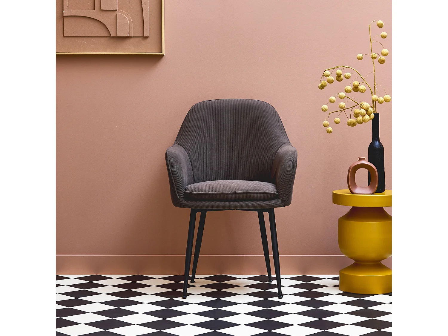 Fauteuil en velours côtelé gris foncé et pieds en métal noir mat. L 57 x P 59 x H 84.5