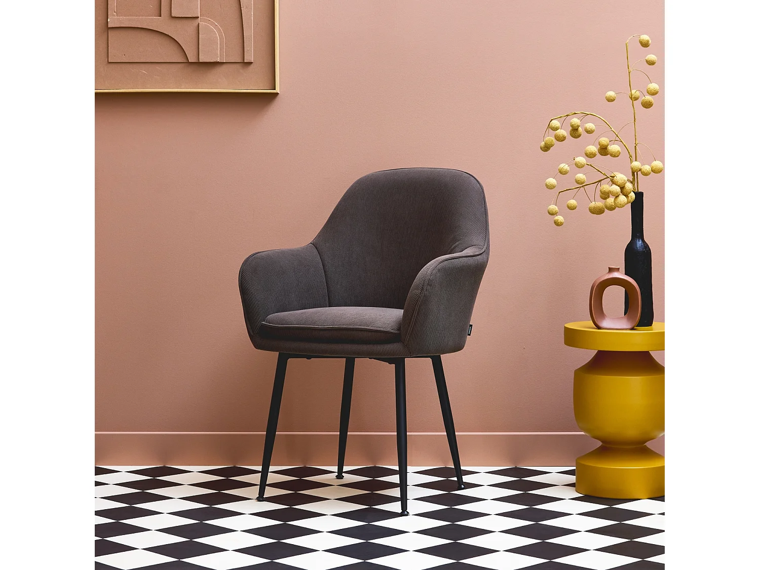 Fauteuil en velours côtelé gris foncé et pieds en métal noir mat. L 57 x P 59 x H 84.5